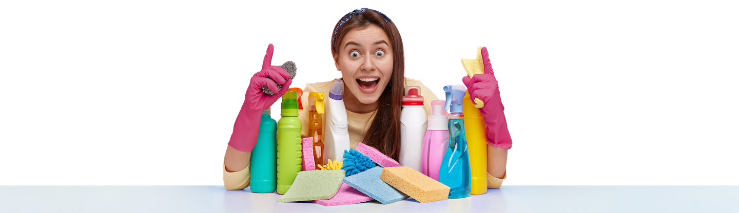 Persona con productos de limpieza